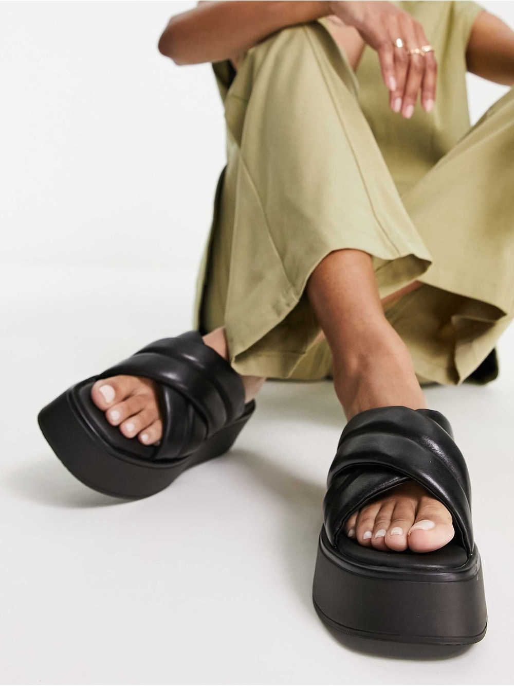 Vagabond Courtney crossover flatform sandals in black leather